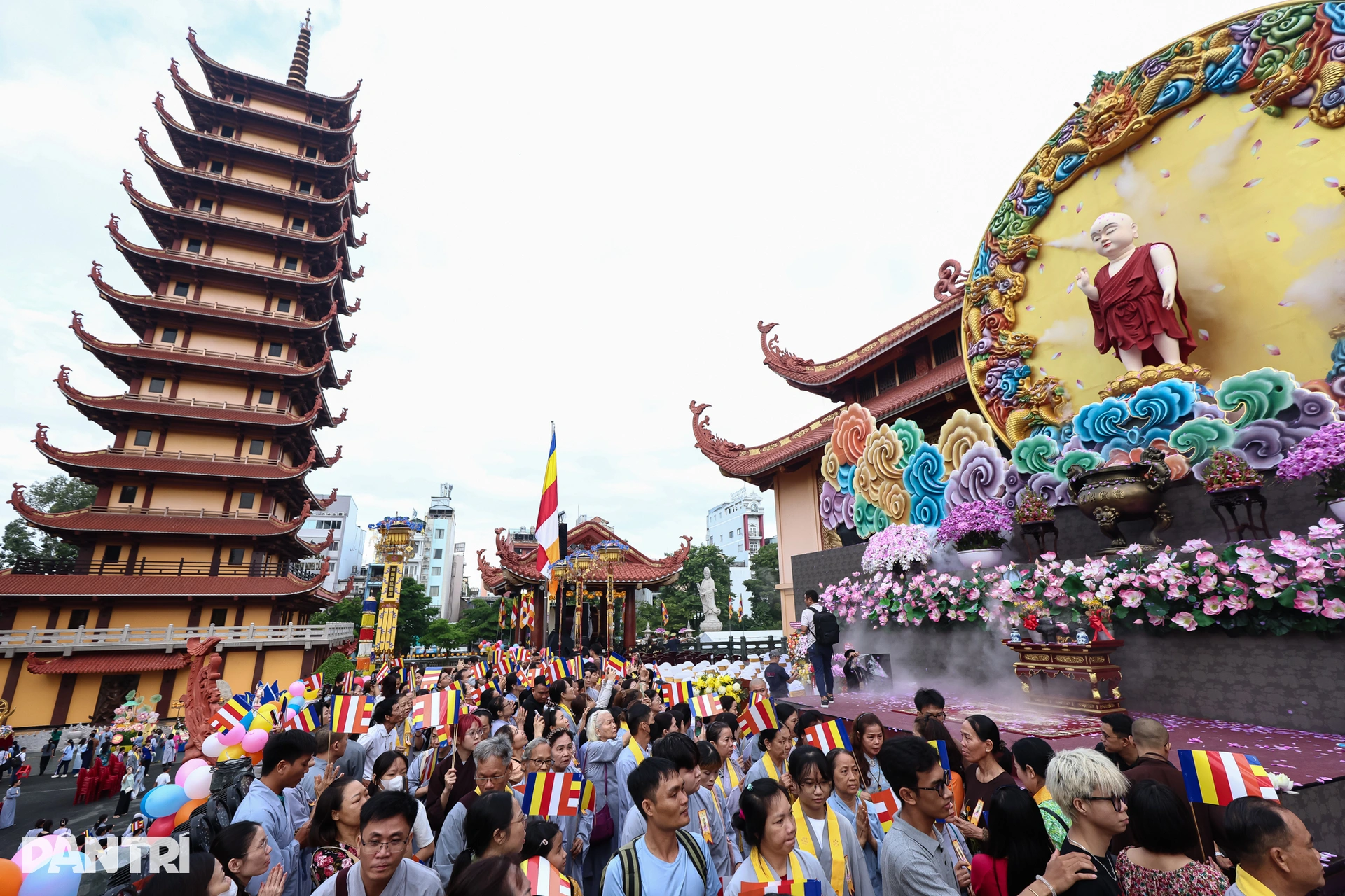 Hàng nghìn người dân tham dự Đại lễ Phật đản ở TPHCM - 15 Hàng nghìn người dân tham dự Đại lễ Phật đản ở TPHCM - 15