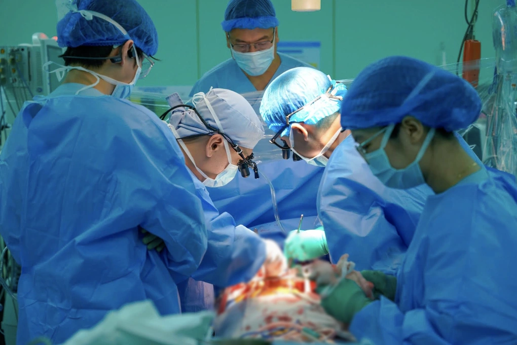 100 nhân viên y tế chạy đua lúc nửa đêm, ghép tim cứu sống bệnh nhi ở TPHCM - 3