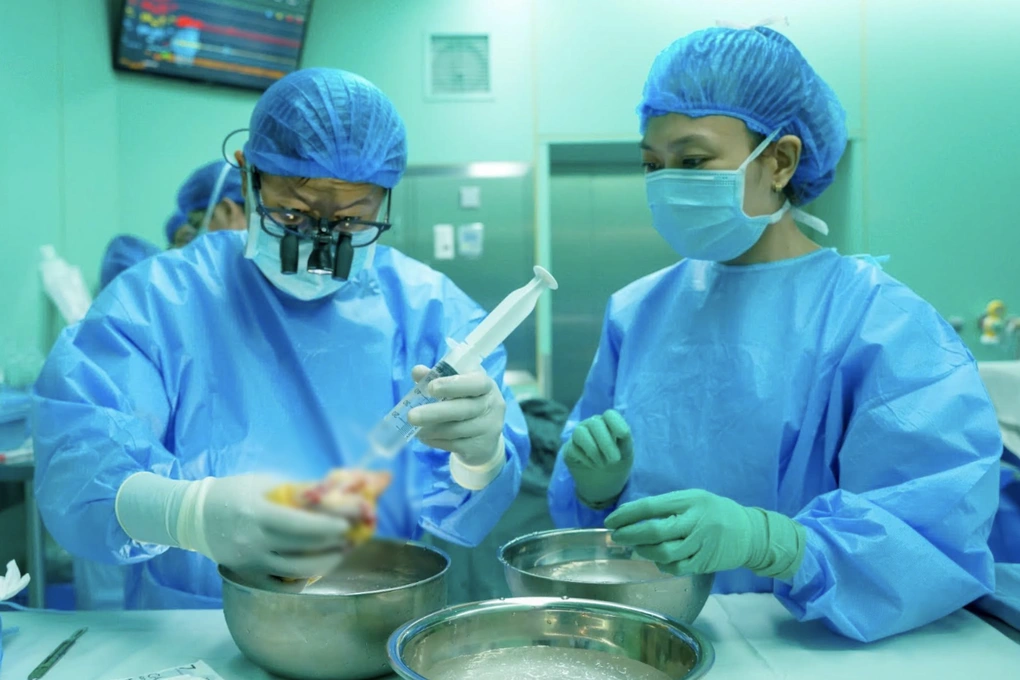100 nhân viên y tế chạy đua lúc nửa đêm, ghép tim cứu sống bệnh nhi ở TPHCM - 2