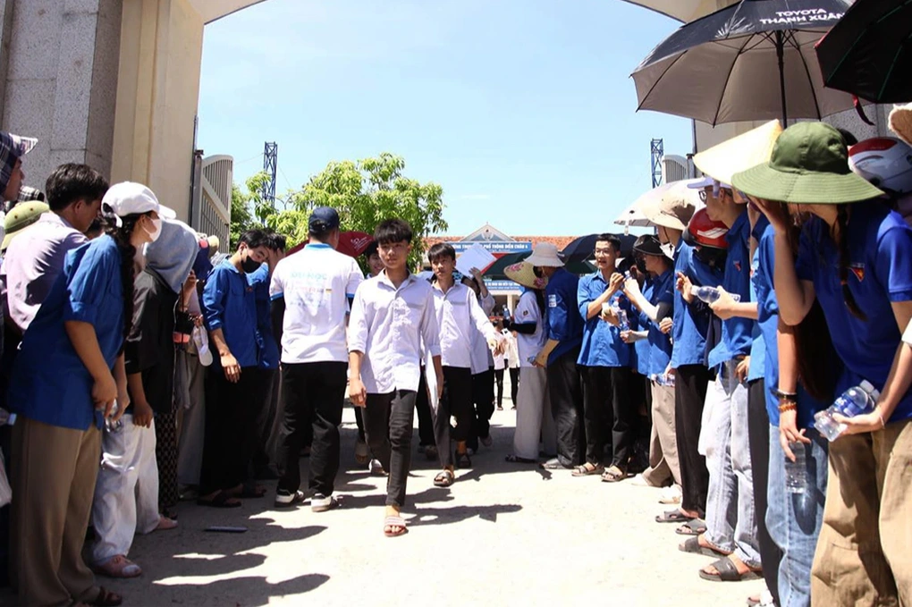 Ông bố nổi tiếng bất đắc dĩ vì đón “hụt” con sau buổi thi - 2