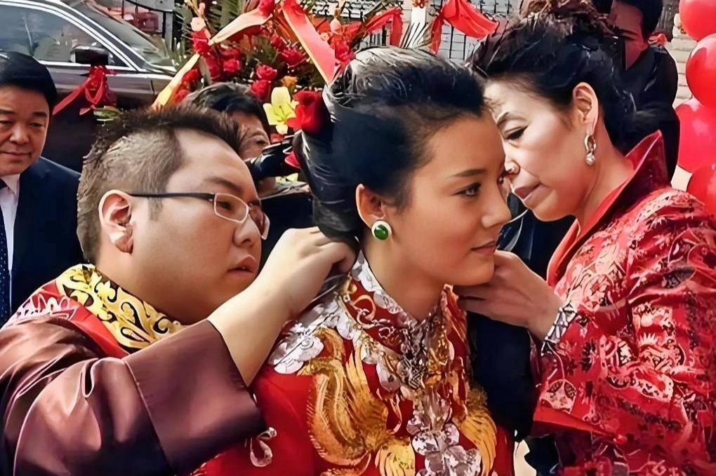 Tỷ phú trẻ nhất Trung Quốc tán gia bại sản, phải trốn nợ vì lối sống xa hoa - 2 Tỷ phú trẻ nhất Trung Quốc tán gia bại sản, phải trốn nợ vì lối sống xa hoa - 2
