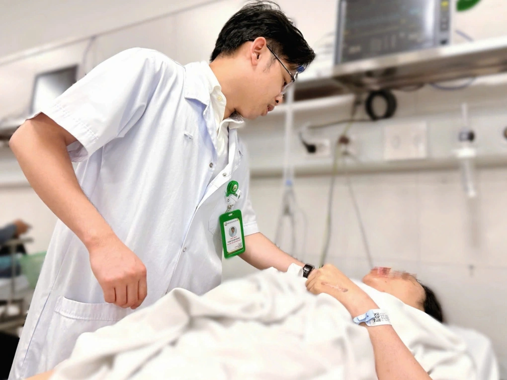 Người phụ nữ mắc kẹt dưới gầm xe buýt bị gãy xương - 2