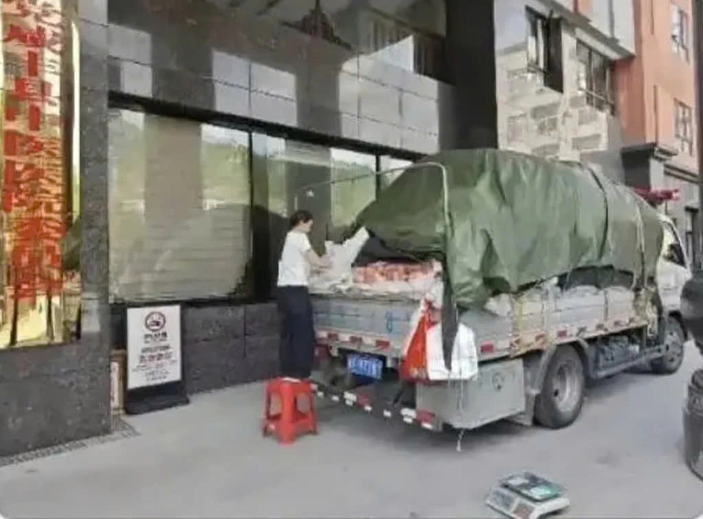 Người nông dân Trung Quốc đột quỵ, bệnh viện giúp bán sạch 4 tấn táo - 2