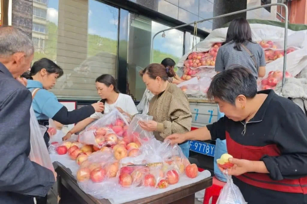 Người nông dân Trung Quốc đột quỵ, bệnh viện giúp bán sạch 4 tấn táo - 3