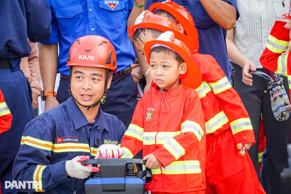 Bé trai 8 tuổi, 8 năm ở bệnh viện và lần đầu được chạm tay vào ước mơ - 3
