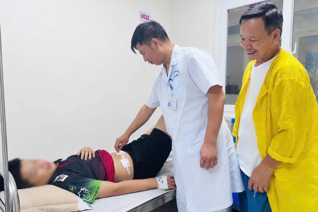 Hai bệnh nhi bị thủng ruột do nuốt phải xương lợn - 2