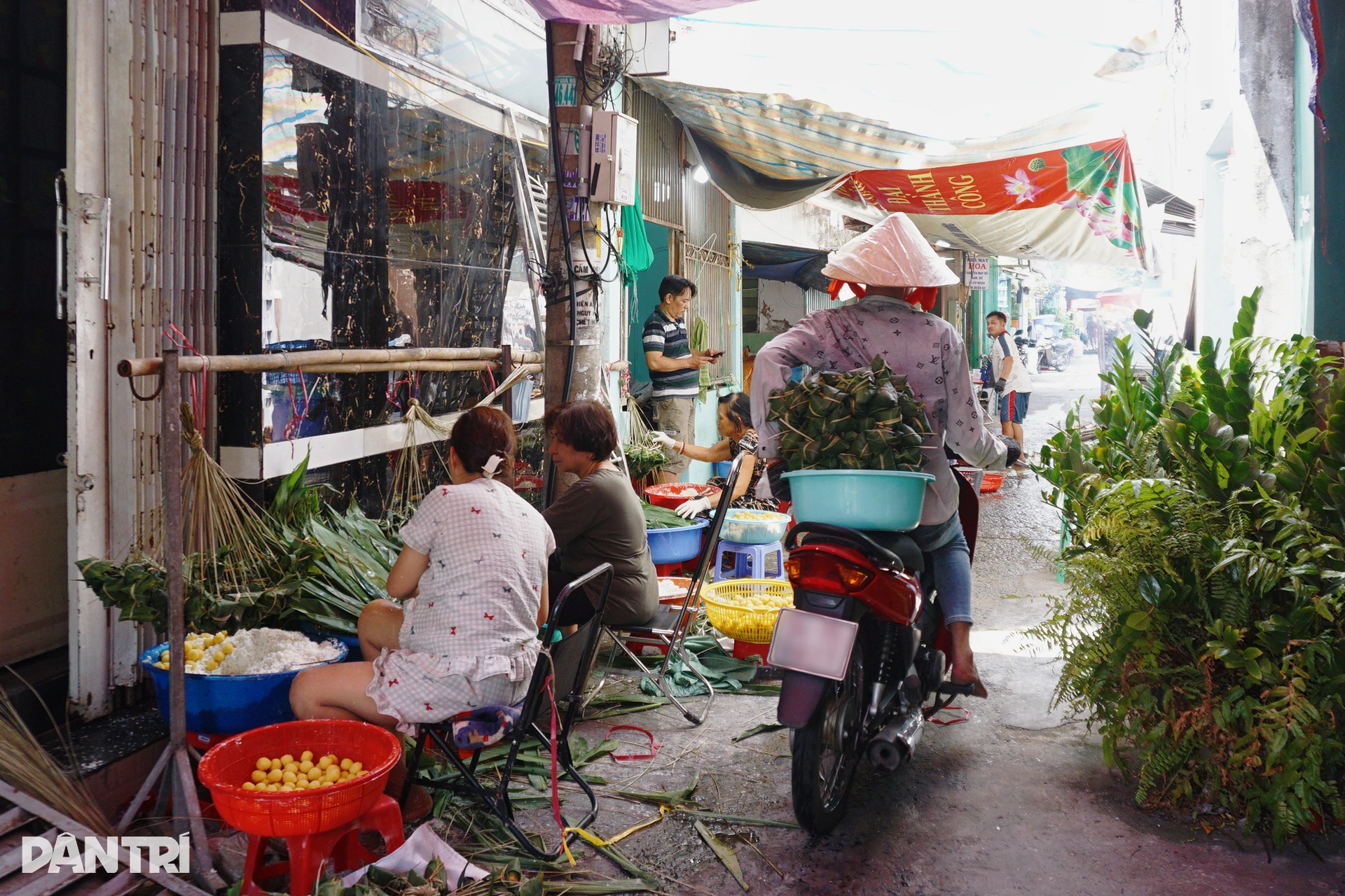Con hẻm ở TPHCM mỗi năm chỉ đỏ lửa 4 ngày, làm món bánh đón Tết Đoan Ngọ - 8 Con hẻm ở TPHCM mỗi năm chỉ đỏ lửa 4 ngày, làm món bánh đón Tết Đoan Ngọ - 8