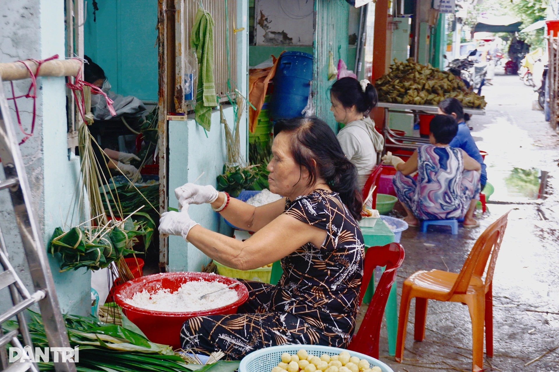 Con hẻm ở TPHCM mỗi năm chỉ đỏ lửa 4 ngày, làm món bánh đón Tết Đoan Ngọ - 5 Con hẻm ở TPHCM mỗi năm chỉ đỏ lửa 4 ngày, làm món bánh đón Tết Đoan Ngọ - 5