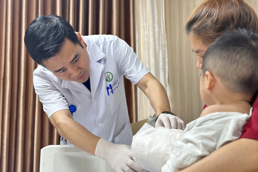 Cứu bàn tay đứt rời do máy dập cốc cho bệnh nhi 22 tháng tuổi - 2 Cứu bàn tay đứt rời do máy dập cốc cho bệnh nhi 22 tháng tuổi - 2