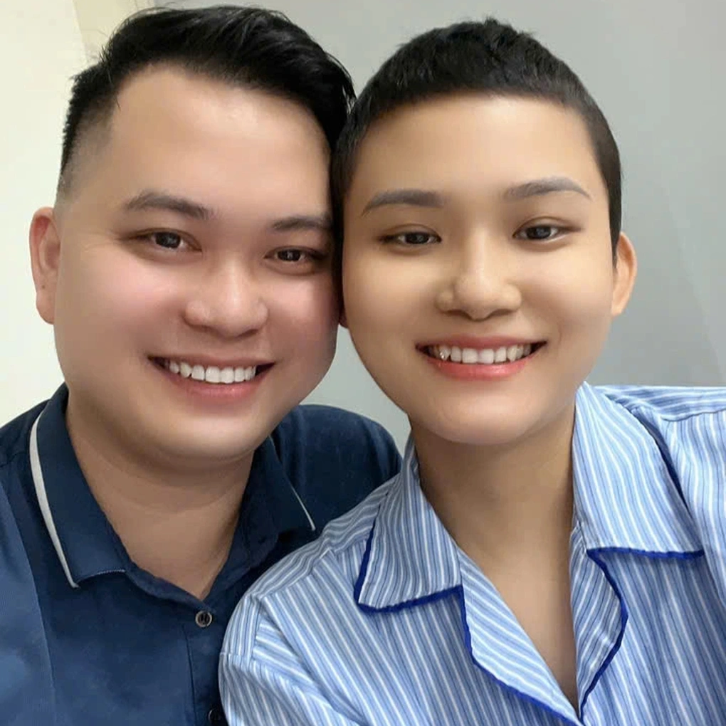 Người chồng ở Hải Phòng tháo mặt nạ oxy hôn tiễn biệt vợ lần cuối - 2 Người chồng ở Hải Phòng tháo mặt nạ oxy hôn tiễn biệt vợ lần cuối - 2