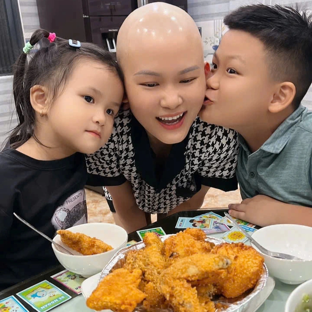 Người chồng ở Hải Phòng tháo mặt nạ oxy hôn tiễn biệt vợ lần cuối - 3 Người chồng ở Hải Phòng tháo mặt nạ oxy hôn tiễn biệt vợ lần cuối - 3