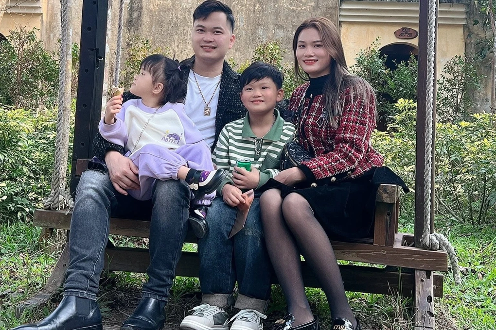 Chuyện tình 20 năm của cặp đôi ở Hải Phòng: Chồng tháo oxy hôn vợ lần cuối - 2 Chuyện tình 20 năm của cặp đôi ở Hải Phòng: Chồng tháo oxy hôn vợ lần cuối - 2