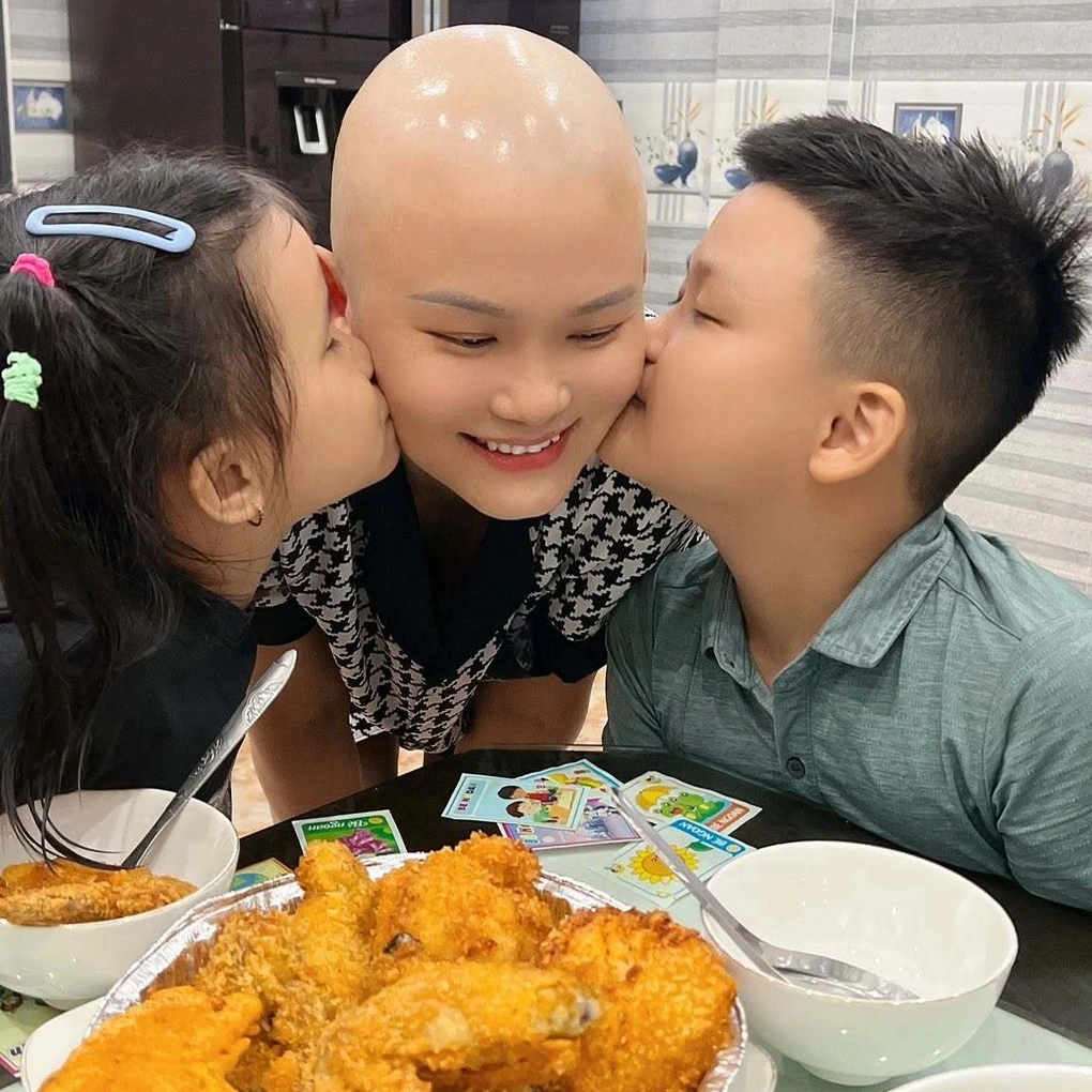 Chuyện tình 20 năm của cặp đôi ở Hải Phòng: Chồng tháo oxy hôn vợ lần cuối - 4 Chuyện tình 20 năm của cặp đôi ở Hải Phòng: Chồng tháo oxy hôn vợ lần cuối - 4
