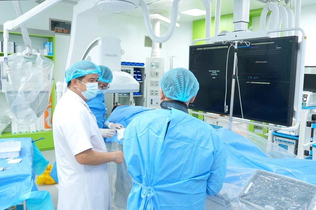 Đang đưa con đi chữa bệnh, người đàn ông bất ngờ nhồi máu cơ tim - 2 Đang đưa con đi chữa bệnh, người đàn ông bất ngờ nhồi máu cơ tim - 2