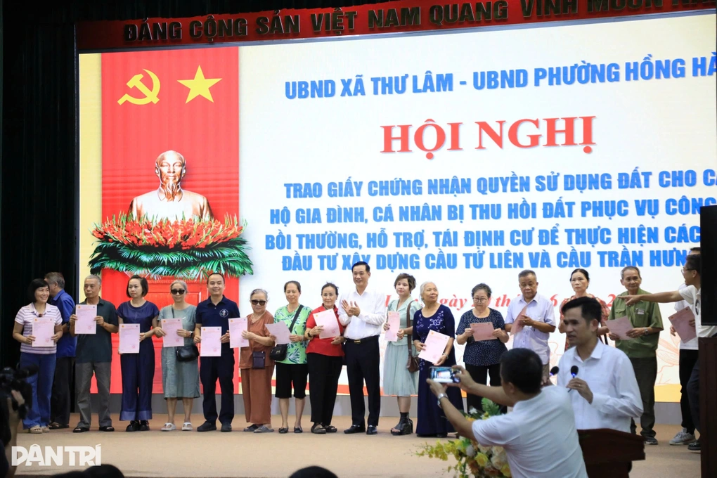 200 hộ dân Hà Nội nhường đất xây cầu nhận sổ đỏ ở khu tái định cư - 2