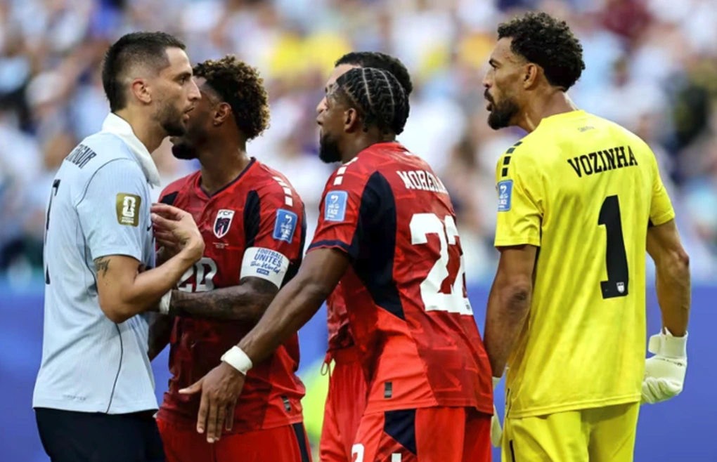 Khoảnh khắc đẹp ở World Cup: Thủ môn 40 tuổi khóc khi thấy mẹ trên khán đài - 3 Khoảnh khắc đẹp ở World Cup: Thủ môn 40 tuổi khóc khi thấy mẹ trên khán đài - 3