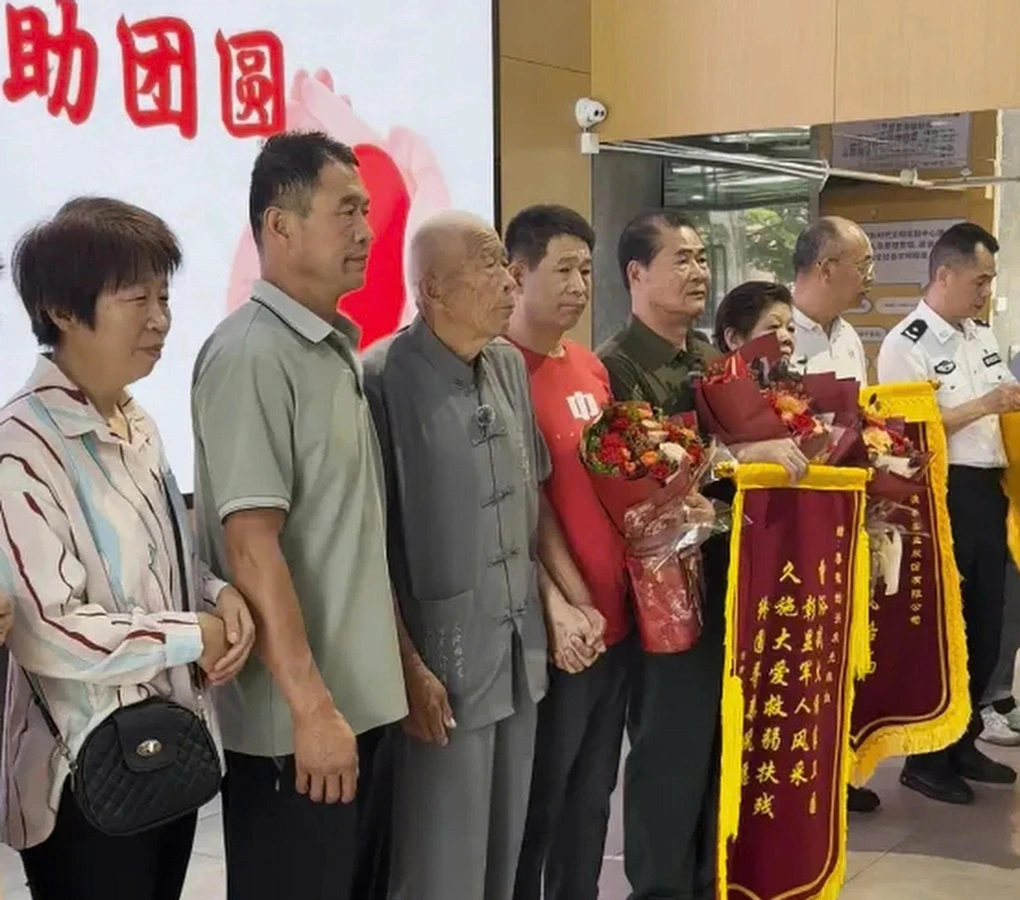 Lên tàu hỏa chơi rồi ngủ quên, cậu bé Trung Quốc thất lạc gia đình 35 năm - 2 Lên tàu hỏa chơi rồi ngủ quên, cậu bé Trung Quốc thất lạc gia đình 35 năm - 2
