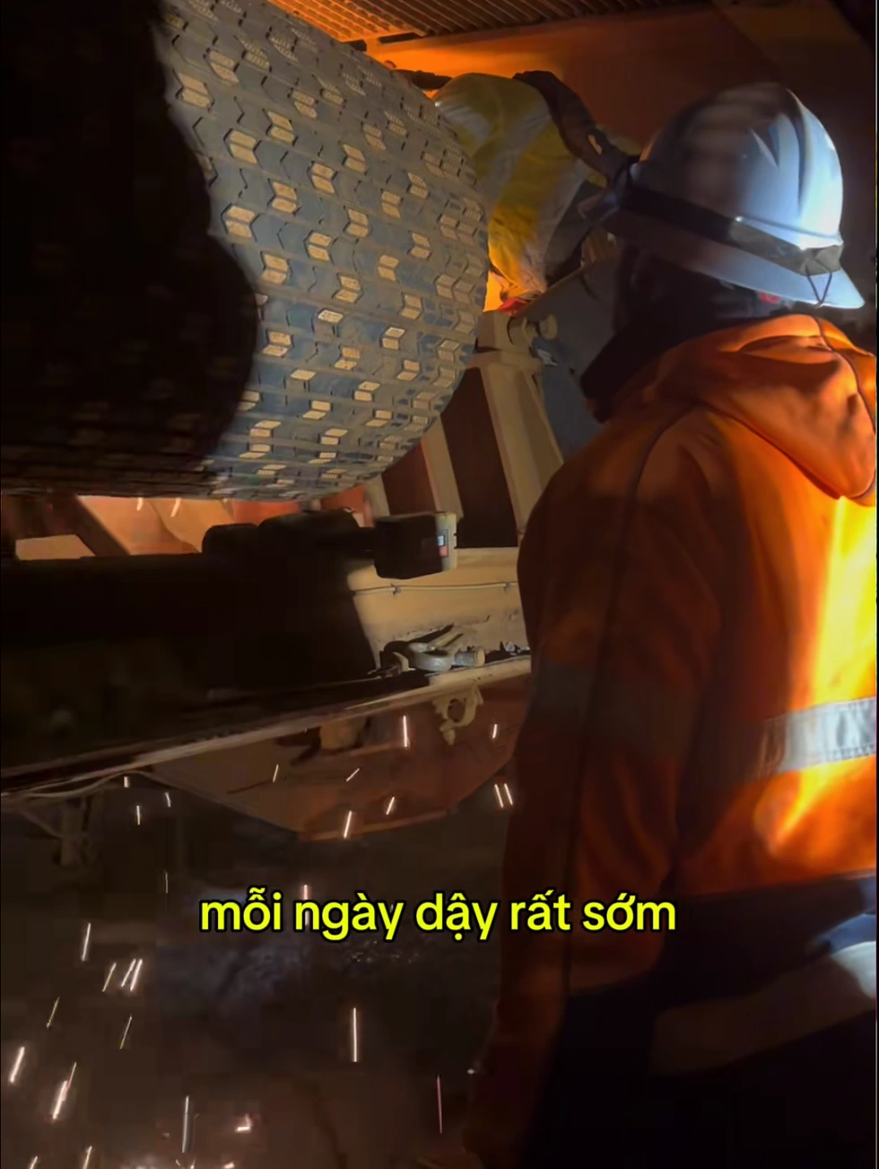 Chàng trai Italy đi làm mỏ 12 giờ/ngày, dành tiền sang Việt Nam sống - 2