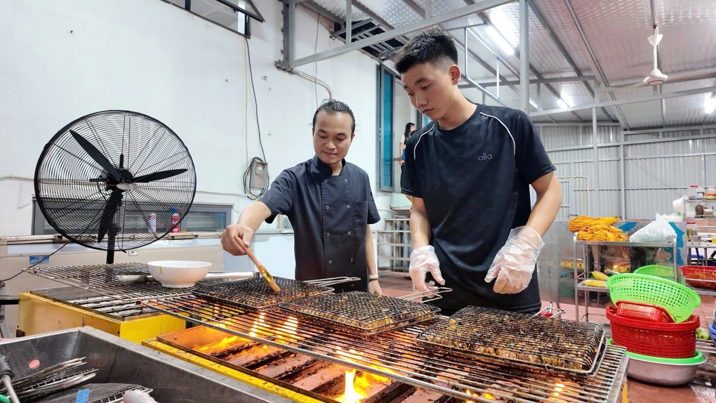 Khách ở lại do bão số 1, chủ khách sạn Quảng Ninh mổ lợn mời 50 người - 3 Khách ở lại do bão số 1, chủ khách sạn Quảng Ninh mổ lợn mời 50 người - 3