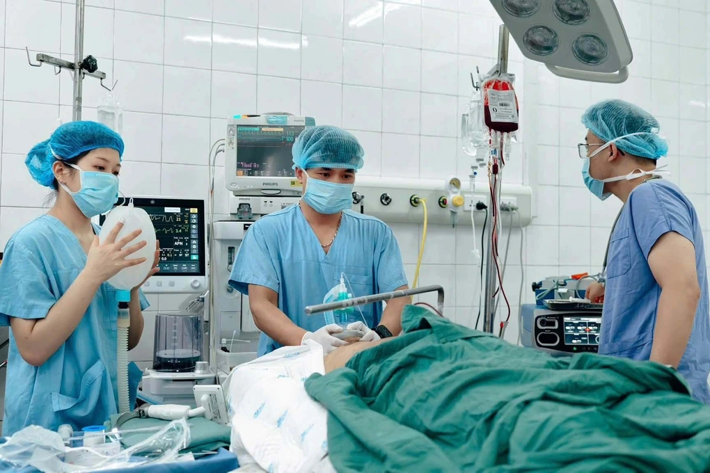 BV Việt Đức cấp cứu nạn nhân xe khách lao khỏi cao tốc Pháp Vân - Cầu Giẽ - 2 BV Việt Đức cấp cứu nạn nhân xe khách lao khỏi cao tốc Pháp Vân - Cầu Giẽ - 2