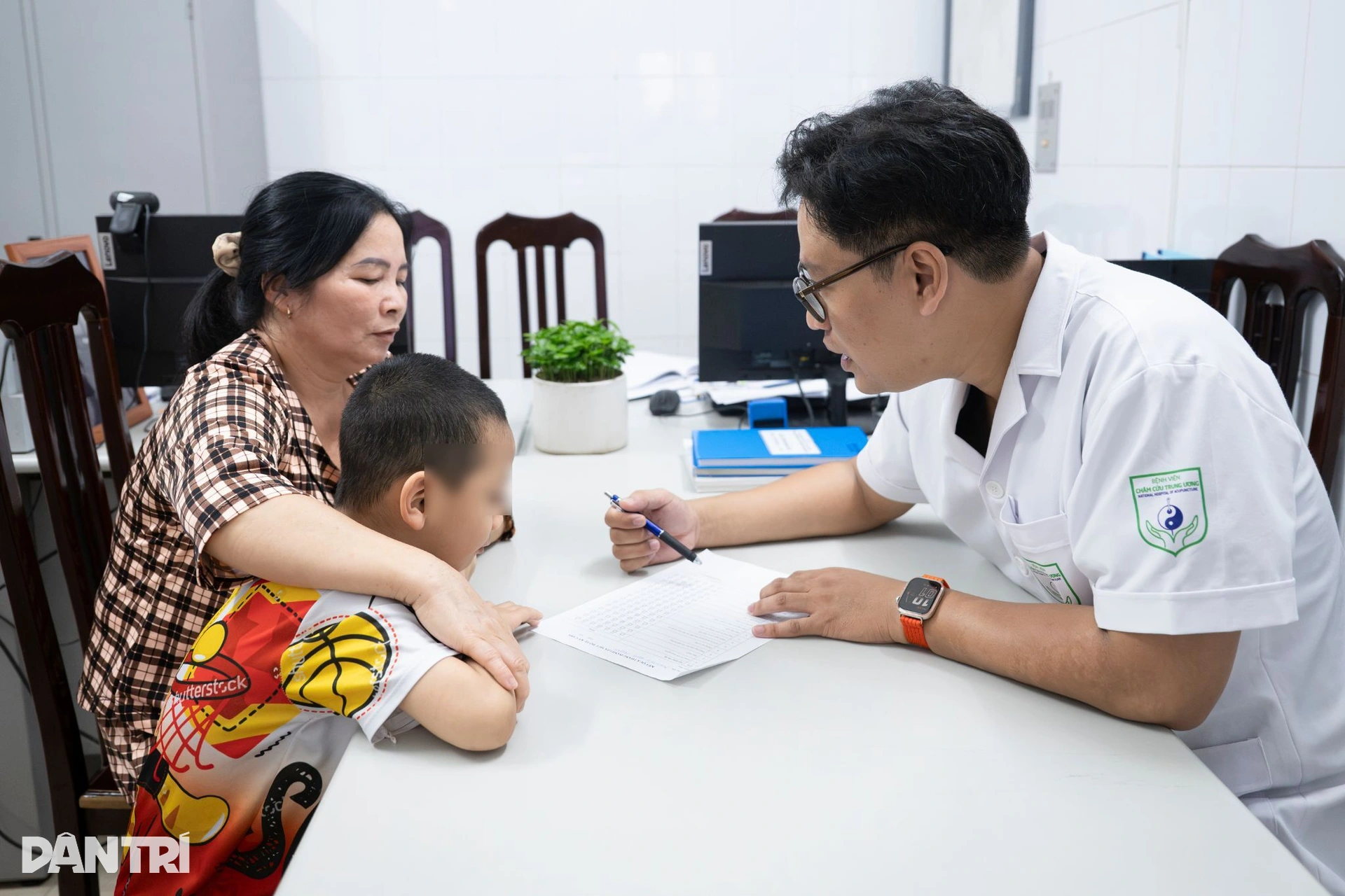 Bác sĩ y học cổ truyền dùng kim tìm tiếng ạ đầu tiên của trẻ tự kỷ - 8 Bác sĩ y học cổ truyền dùng kim tìm tiếng ạ đầu tiên của trẻ tự kỷ - 8