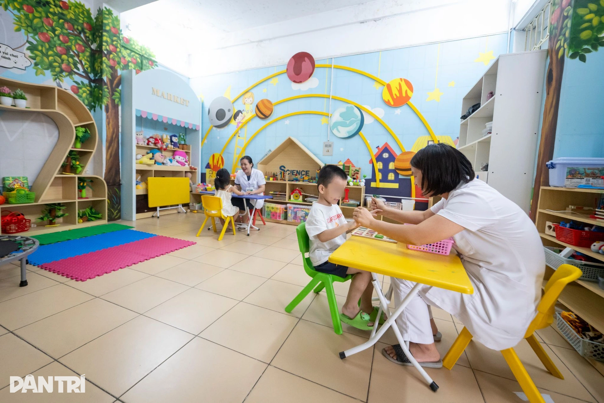 Bác sĩ y học cổ truyền dùng kim tìm tiếng ạ đầu tiên của trẻ tự kỷ - 3 Bác sĩ y học cổ truyền dùng kim tìm tiếng ạ đầu tiên của trẻ tự kỷ - 3