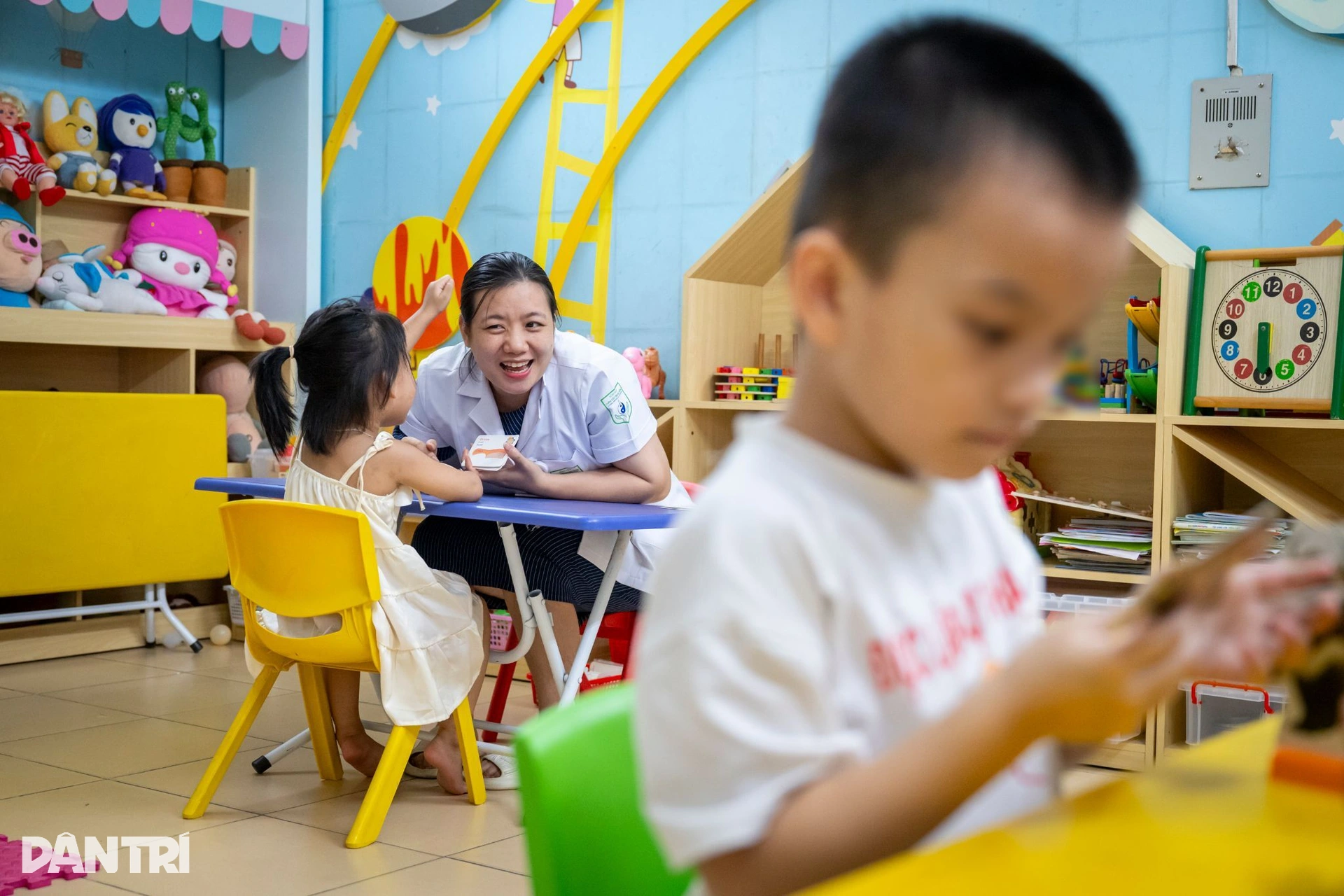 Bác sĩ y học cổ truyền dùng kim tìm tiếng ạ đầu tiên của trẻ tự kỷ - 17 Bác sĩ y học cổ truyền dùng kim tìm tiếng ạ đầu tiên của trẻ tự kỷ - 17