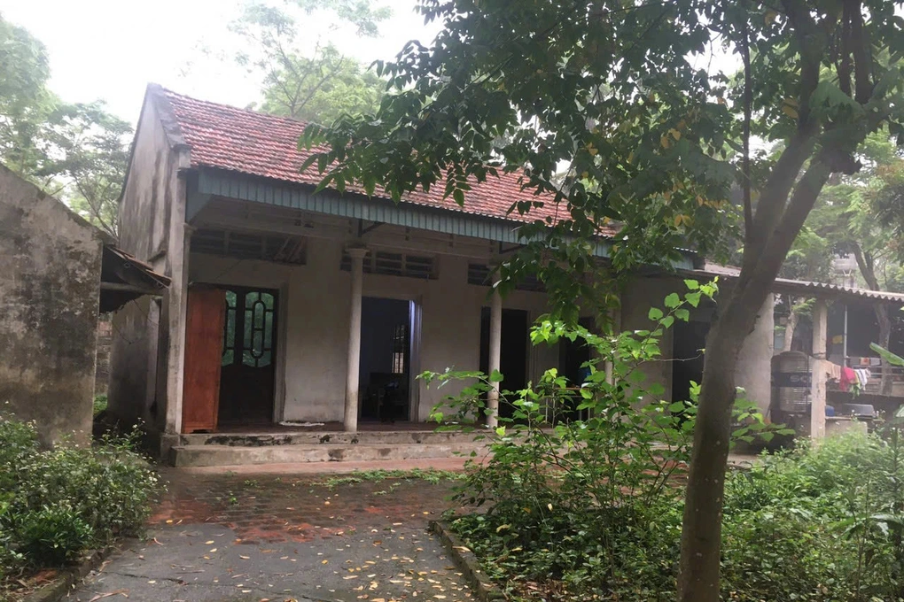 Cô gái mua quần áo giấy, vàng mã mời cả nhà dự lễ tốt nghiệp ở Hà Nội - 2 Cô gái mua quần áo giấy, vàng mã mời cả nhà dự lễ tốt nghiệp ở Hà Nội - 2