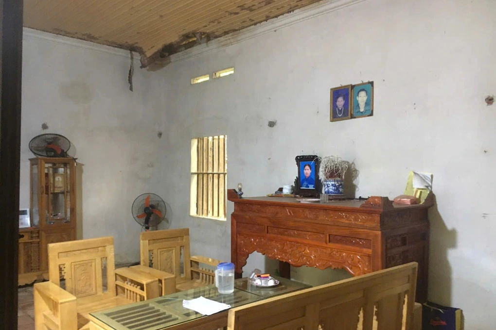 Cô gái mua quần áo giấy, vàng mã mời cả nhà dự lễ tốt nghiệp ở Hà Nội - 3 Cô gái mua quần áo giấy, vàng mã mời cả nhà dự lễ tốt nghiệp ở Hà Nội - 3