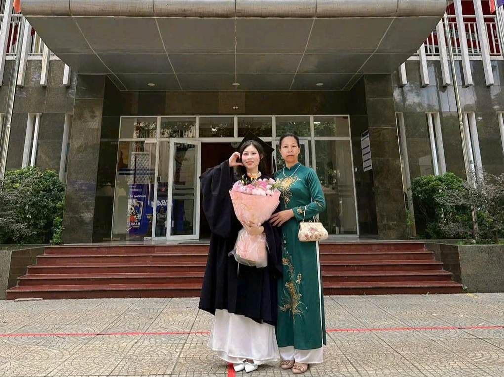 Cô gái mua quần áo giấy, vàng mã mời cả nhà dự lễ tốt nghiệp ở Hà Nội - 4 Cô gái mua quần áo giấy, vàng mã mời cả nhà dự lễ tốt nghiệp ở Hà Nội - 4