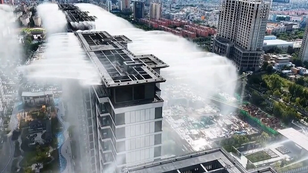Cơn mưa lạ phun trào từ mái nhà của chung cư cao tầng gây sửng sốt - 2