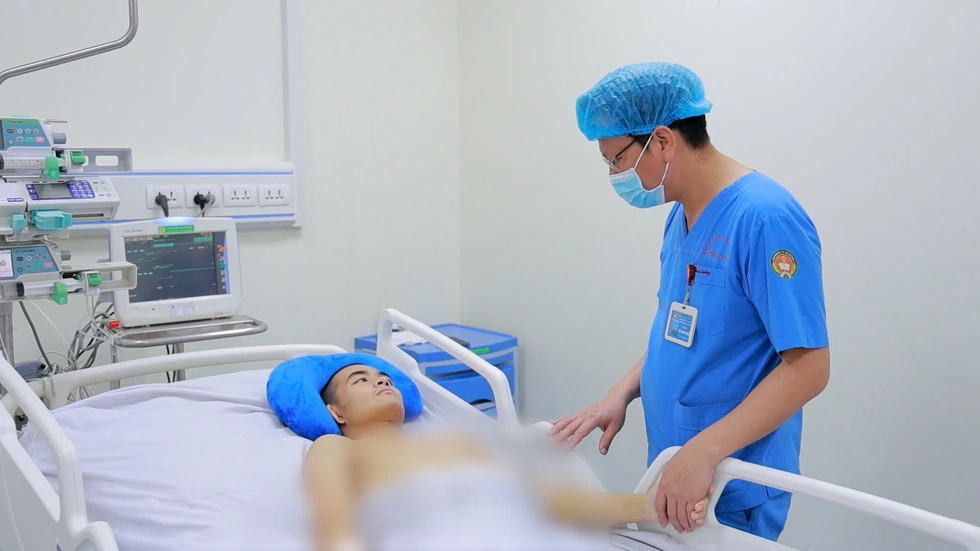 Nam sinh mất nửa người: Đừng bỏ cuộc trước bất kỳ hoàn cảnh nào - 2