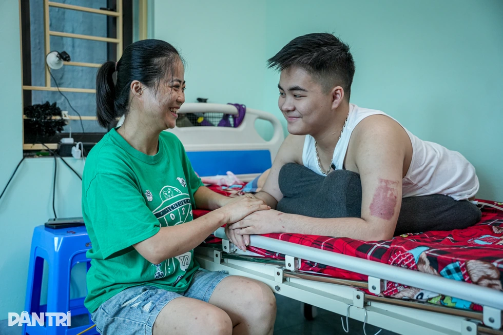 Nam sinh mất nửa người: Đừng bỏ cuộc trước bất kỳ hoàn cảnh nào - 3