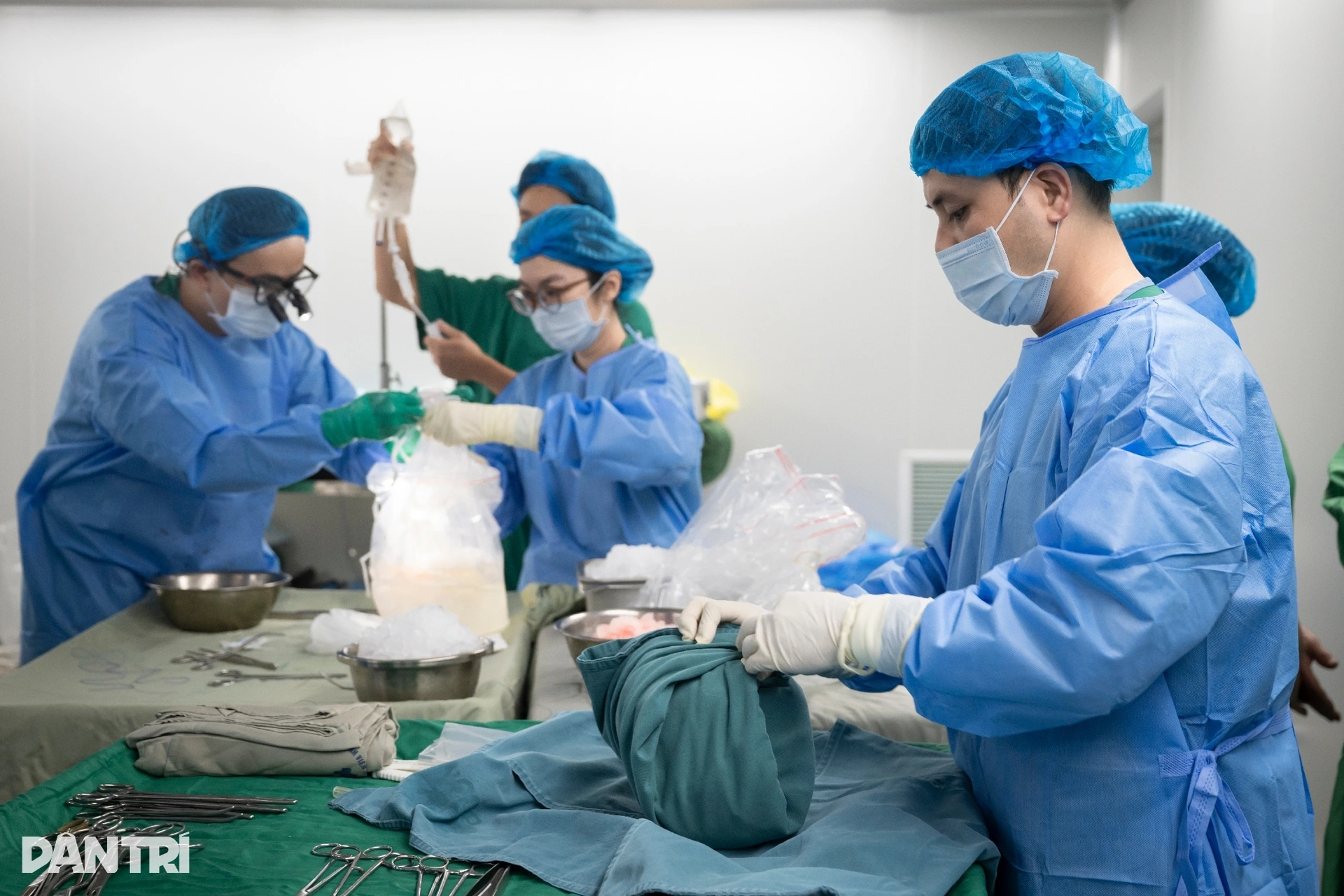 Người bố đơn thân chia đôi lá gan cứu 2 người lạ, gia đình bật khóc tự hào - 16 Người bố đơn thân chia đôi lá gan cứu 2 người lạ, gia đình bật khóc tự hào - 16
