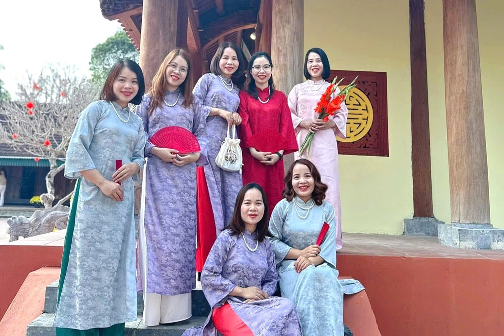 Dựng lều tranh giữa rừng, vợ chồng nuôi 7 con gái vào đại học - 2 Dựng lều tranh giữa rừng, vợ chồng nuôi 7 con gái vào đại học - 2