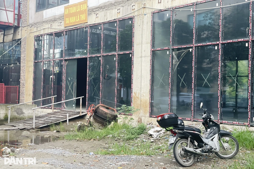Người dân căng băng rôn đòi nhà tại dự án “đất vàng” Hà Nội - 2 Người dân căng băng rôn đòi nhà tại dự án “đất vàng” Hà Nội - 2