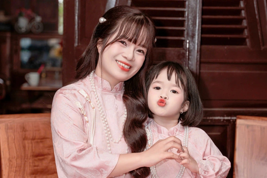Mẹ bị ngất lịm, bé gái hơn 3 tuổi có hành động khiến người lớn bất ngờ - 2 Mẹ bị ngất lịm, bé gái hơn 3 tuổi có hành động khiến người lớn bất ngờ - 2