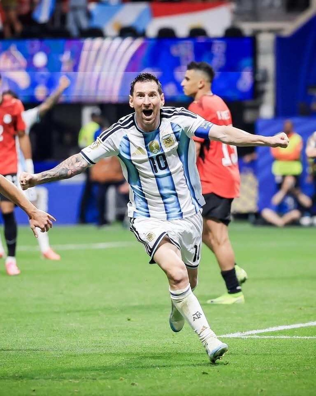 Chuyện thú vị phía sau bức ảnh Messi tắm cho Yamal đang gây sốt mạng xã hội - 3