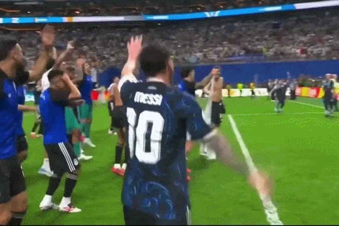 Điệu nhảy ngẫu hứng của Messi gây sốt mạng - 2