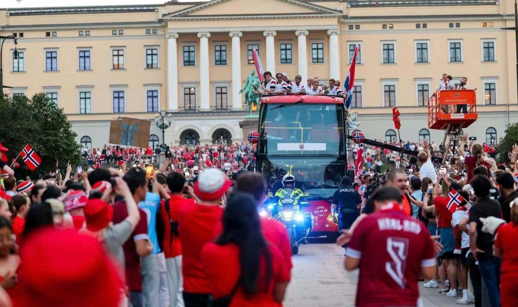90.000 người chèo thuyền chào đón đội tuyển Na Uy về nước sau World Cup - 3 90.000 người chèo thuyền chào đón đội tuyển Na Uy về nước sau World Cup - 3