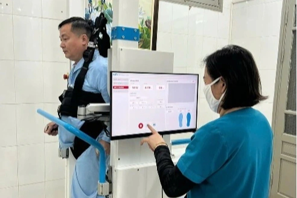 Bệnh viện công đầu tiên ứng dụng robot phục hồi dáng đi cho người bệnh - 2 Bệnh viện công đầu tiên ứng dụng robot phục hồi dáng đi cho người bệnh - 2