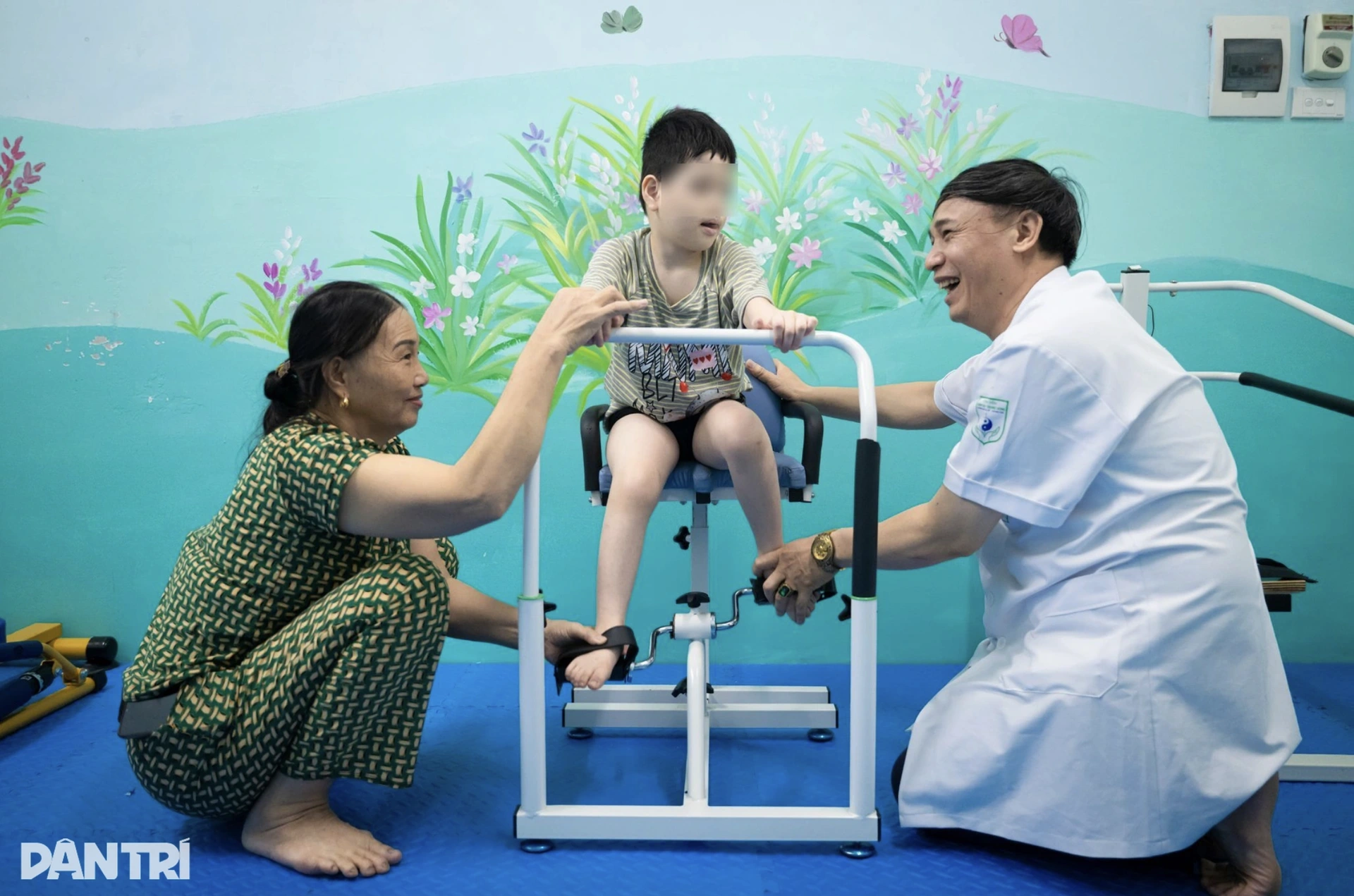Bác sĩ y học cổ truyền dùng kim tìm tiếng ạ đầu tiên của trẻ tự kỷ - 14 Bác sĩ y học cổ truyền dùng kim tìm tiếng ạ đầu tiên của trẻ tự kỷ - 14