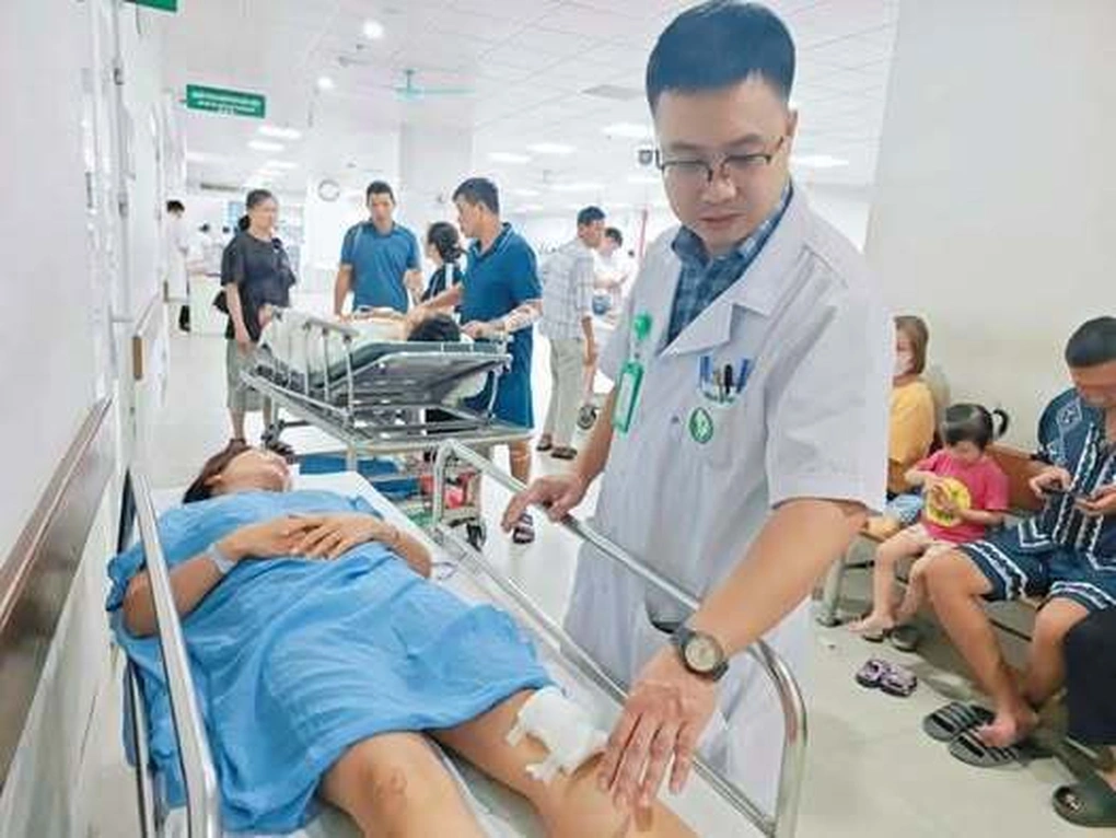 Bốn nạn nhân vụ va chạm trên cao tốc được chuyển đến Bệnh viện Việt Đức - 2 Bốn nạn nhân vụ va chạm trên cao tốc được chuyển đến Bệnh viện Việt Đức - 2