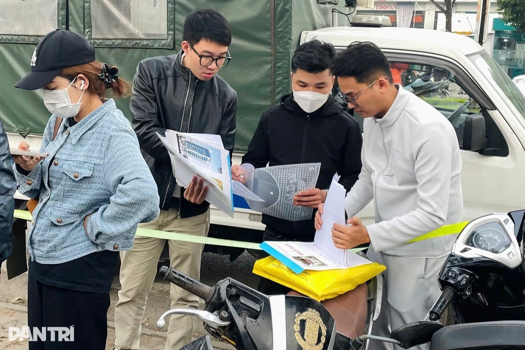 Một dự án tại đất vàng Hà Nội bị người dân căng băng rôn đòi nhà - 3 Một dự án tại đất vàng Hà Nội bị người dân căng băng rôn đòi nhà - 3