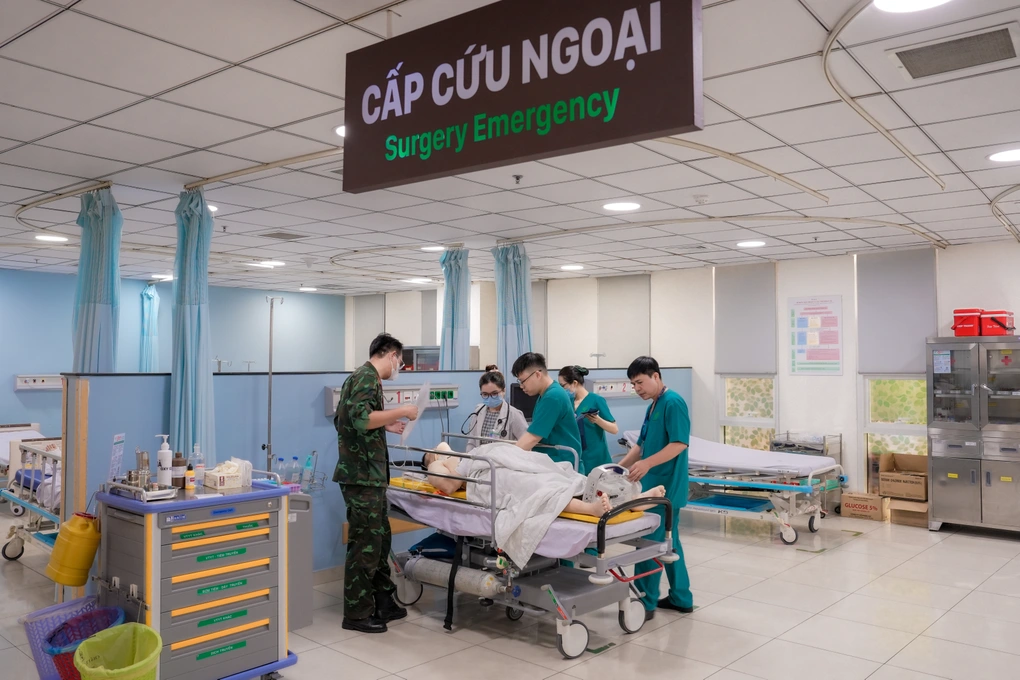 Trực thăng xuyên đêm đưa bệnh nhân chấn thương nặng từ đảo về đất liền - 2 Trực thăng xuyên đêm đưa bệnh nhân chấn thương nặng từ đảo về đất liền - 2