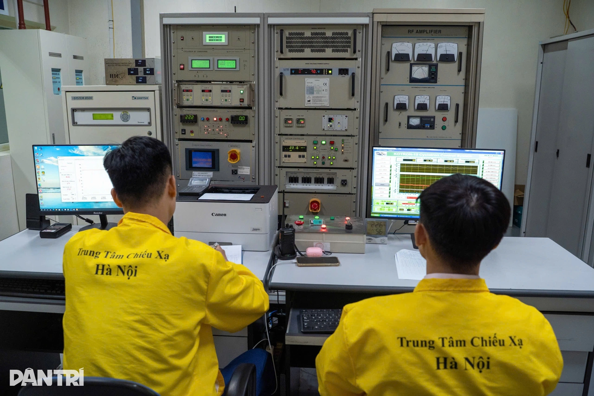 Cuộc đua 109,8 phút bên trong khu điều chế phóng xạ săn ung thư ở Hà Nội - 3 Cuộc đua 109,8 phút bên trong khu điều chế phóng xạ săn ung thư ở Hà Nội - 3