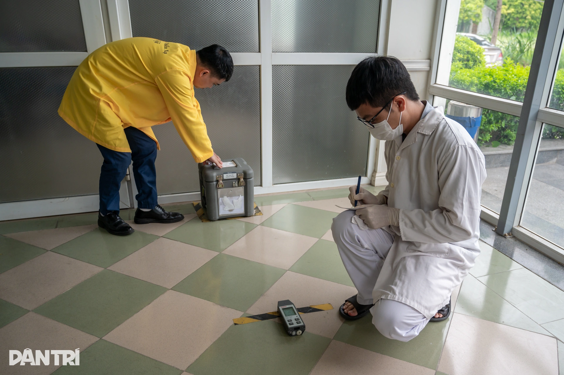 Cuộc đua 109,8 phút bên trong khu điều chế phóng xạ săn ung thư ở Hà Nội - 14 Cuộc đua 109,8 phút bên trong khu điều chế phóng xạ săn ung thư ở Hà Nội - 14