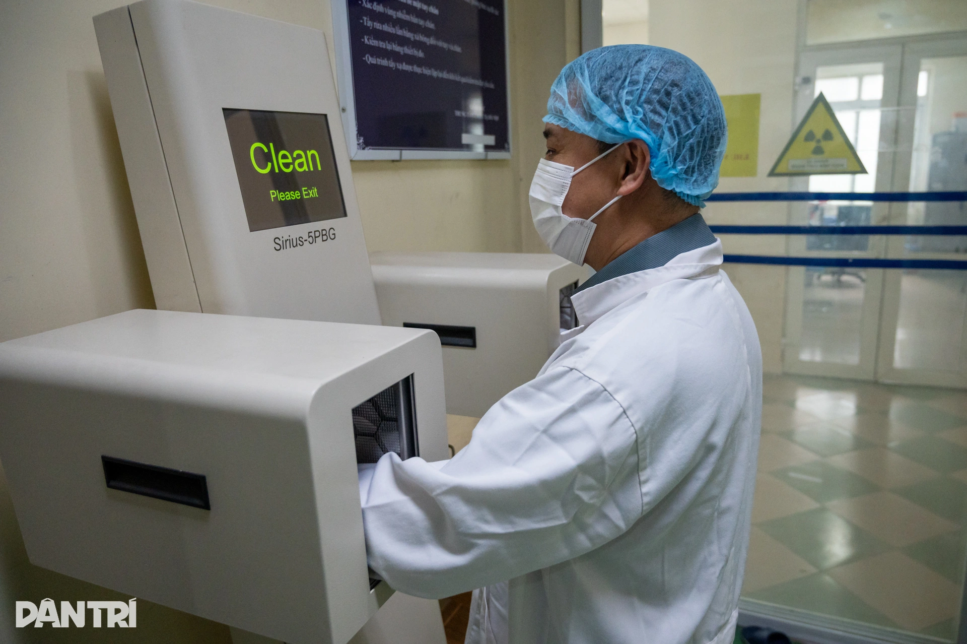 Cuộc đua 109,8 phút bên trong khu điều chế phóng xạ săn ung thư ở Hà Nội - 17 Cuộc đua 109,8 phút bên trong khu điều chế phóng xạ săn ung thư ở Hà Nội - 17