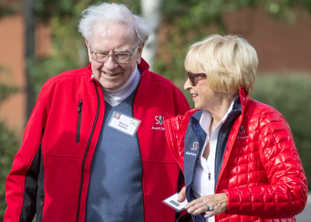 Mối tình tay ba kỳ lạ của tỷ phú Warren Buffett với 2 người vợ - 6 Mối tình tay ba kỳ lạ của tỷ phú Warren Buffett với 2 người vợ - 6